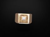 une bague en or avec un diamant carré serti au centre