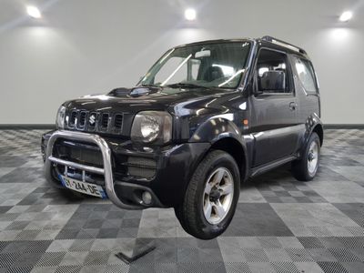une photo d'un 4x4 noir garé dans un garage