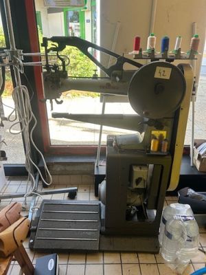 une machine posée sur le sol d'une pièce