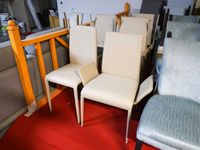 Six chaises et un fauteuil en similicuir beige, deux modèles… (photo 3)