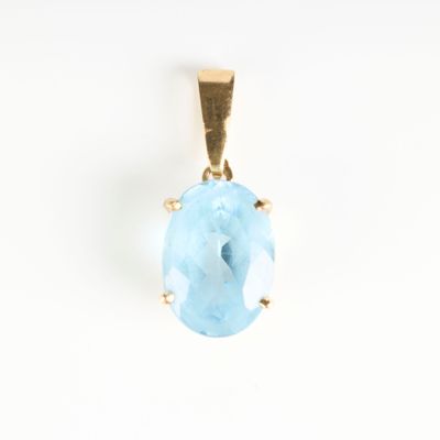 gros plan d'un pendentif en pierre bleue sur fond blanc