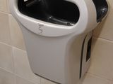 un urinoir fixé au mur dans des toilettes publiques
