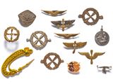 de nombreux types différents d'insignes militaires sur un fond blanc