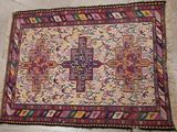 un tapis orné d'une croix posé sur un sol carrelé