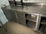 un plan de travail en acier inoxydable sur lequel sont posés tout un tas de plats