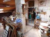 une pièce où il y a beaucoup d'objets par terre