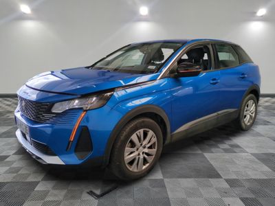 Une Chevrolet Bolt bleue de 2020 est garée dans un garage.