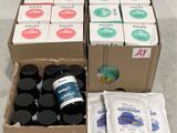 Plusieurs boîtes de médicaments sont posées par terre, les unes à côté des autres.