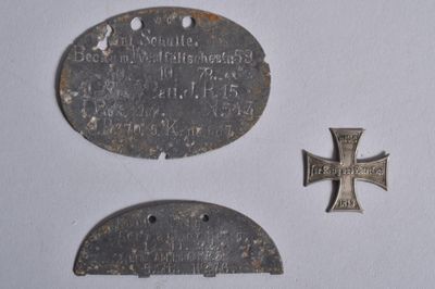 deux plaques métalliques, l'une portant une croix et l'autre une croix