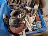 une poubelle bleue contenant divers objets