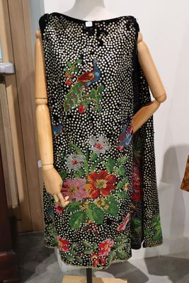 un mannequin portant une robe à motifs floraux