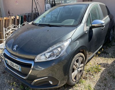 La voiture est garée devant une maison dont la porte est cassée.