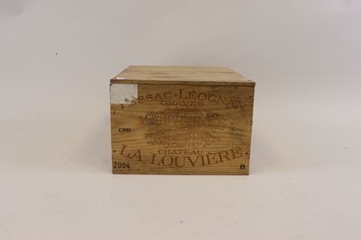 une vieille boîte en bois avec une étiquette posée sur une surface blanche