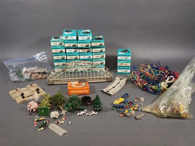 tout un tas de jouets et d'autres objets divers posés sur la table