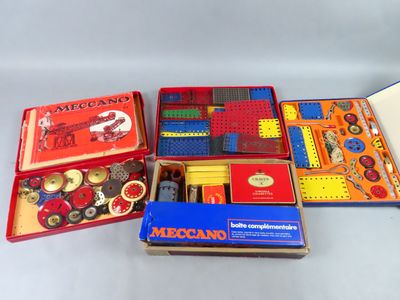 une boîte de jouets variés posée sur une table
