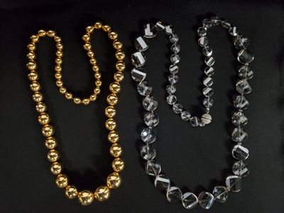 Collier en métal doré composé de perles. - Photo 1