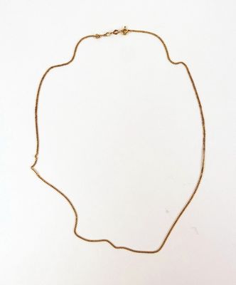 un collier en or auquel est attachée une chaîne