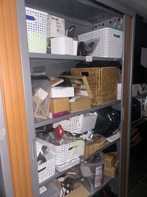 une pièce où les étagères sont remplies de cartons et de paniers