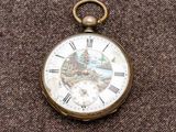 une montre de poche sur laquelle est représenté un train