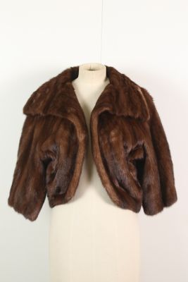 veste en fourrure marron sur un mannequin, un mannequin, un mannequin, un mannequin, un mannequin, un mannequin, un mannequin, un mannequin, un mannequin