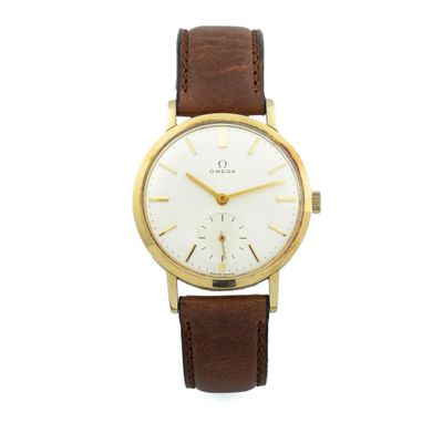 gros plan d'une montre sur fond blanc