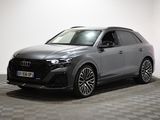 Le nouveau SUV à transmission intégrale d'Audi est garé dans un showroom