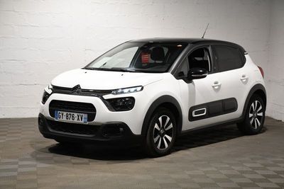 La Citrole blanche est garée dans une pièce blanche