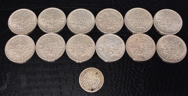 12 pièces de monnaie de 5 francs semeuse en argent. Joint une piè...