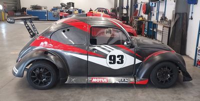 une voiture rouge et noire garée dans un garage
