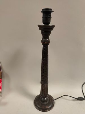 une bougie posée à côté d'une canette de soda