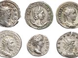 six pièces de monnaie romaines antiques représentant des visages d'hommes et de femmes