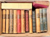 une boîte remplie de vieux livres posée sur une table