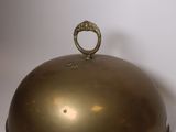 une cloche ancienne en laiton surmontée d'un anneau