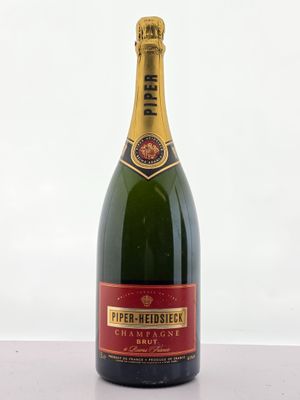 gros plan d'une bouteille de champagne sur une table