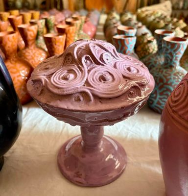 de nombreux vases posés sur une table recouverte d'une nappe blanche