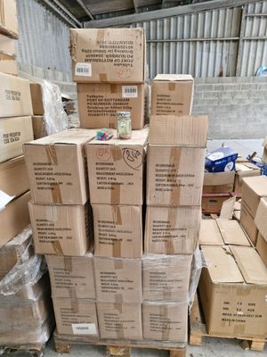 de nombreux cartons empilés les uns sur les autres dans un entrepôt