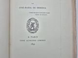 un livre avec l'image d'un oiseau dessus
