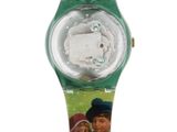 un gros plan d'une montre colorée sur fond blanc