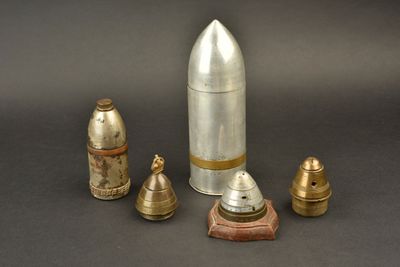 tout un tas d'objets métalliques de toutes sortes posés sur une table