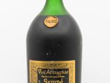 une image représentant une bouteille de vin posée sur une surface blanche