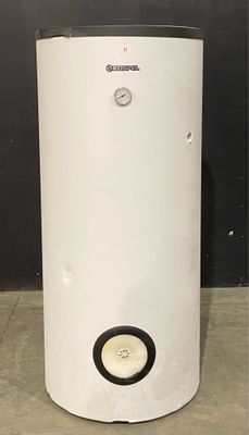 un chauffe-eau blanc posé sur un sol carrelé