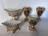 trois vases posés sur une table