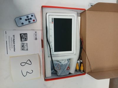 une boîte contenant un écran, une télécommande et d'autres objets