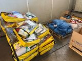 un chariot rempli de cartons et de sacs de fournitures