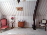 une pièce dans laquelle se trouvent un lit, des chaises et un lustre
