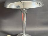 une lampe en argent posée sur une table