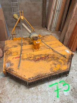 une grue fixée à un morceau de bois