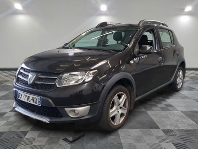 la photo d'une voiture garée dans un garage
