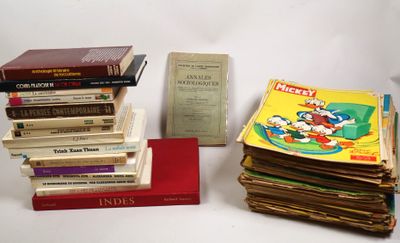 plusieurs livres sont empilés sur une table