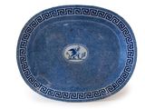 une assiette bleue et blanche ornée d'un motif